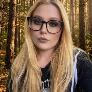 Welcome to My Closet 🖤 Meet Your Posher 🖤 Gothikahh Archive 🖤 Edgy/ Cozy Finds